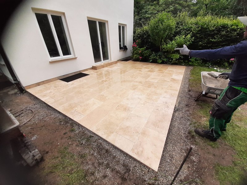 Neu angelegte Natursteinterrasse an einem Wohnhaus